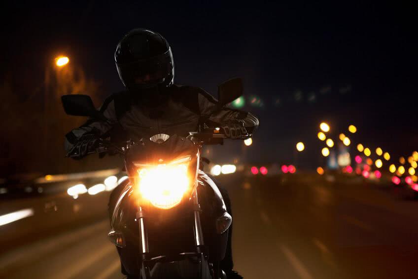 Ce qu’il faut savoir avant une conduite de nuit à moto